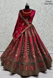 Hermoso Terciopelo Lehenga Choli Con Doble Dupatta - Product Image 2