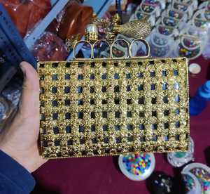 Dompet resin buatan kustom dengan pola yang kompleks termasuk casing kuningan ideal untuk dijual kembali oleh tas dan toko aksesori mode