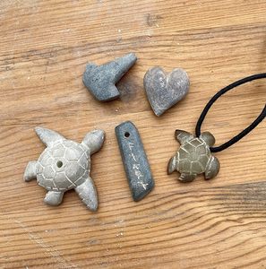 Sculptures en pierre ollaire assorties : tortues, cœur et pendentif. Disponible à prix de gros. - Product Image 1