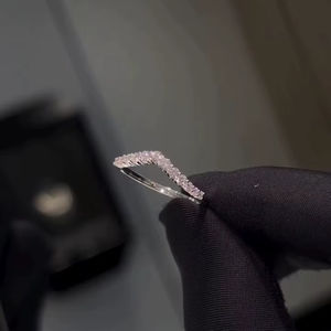 Bague de mariage en argent 925 plaqué or blanc avec pierres CZ rondes de 2 mm, style chevron, pour femmes, vente en gros - Product Image 1