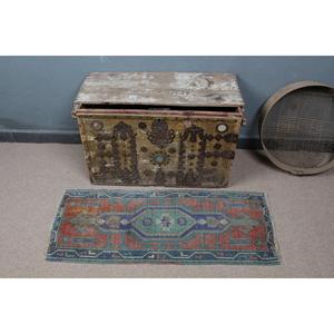 Alfombra Turca Vintage Pequeña de 1.5x3.8 pies, Alfombra de Lana con Diseño Floral Azul y Rojo - Product Image 2