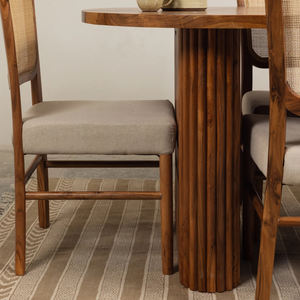 Mesa de Comedor Ovalada de 6 Plazas con Base de Madera de Acacia Maciza Moderna, Bordes Curvos Suaves, Patrón de Líneas, Acabado en Nogal Marrón - Product Image 2