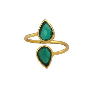 Bague de créateur en plaqué or avec pierre précieuse bleue en forme de poire en onyx vert précieux pour ses bijoux de fiançailles ajustables - Product Image 1
