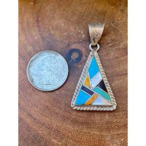 Colgante Vintage Navajo con Incrustaciones de Piedras Variadas y Plata de Ley, Joyería Fina - Product Image 3
