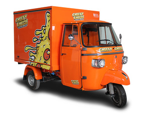 TVS King Deluxe Plus Tricycle motorisé à trois roues fermé pour passagers, refroidissement par eau, freins à disque, à essence - Product Image 3