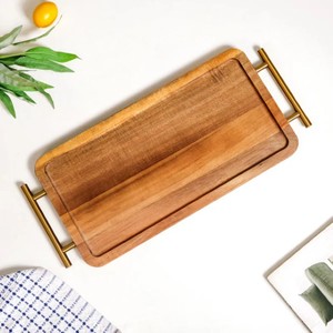 Bandeja plana de madera de acacia para servir con asas de metal en tono dorado Bandeja de madera rectangular para bebidas Aperitivos Desayuno decorativo - Product Image 4