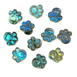 Abalorio de Labradorita Natural Tallado en Forma de Huella de Perro, Calidad Premium, Parte Trasera Plana, 13 mm, Joyería para Mascotas - Product Image 1