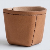 Pot en cuir artisanal miniature fait pour des écrans verts silencieux avec une finition douce et une coloration naturelle douce
