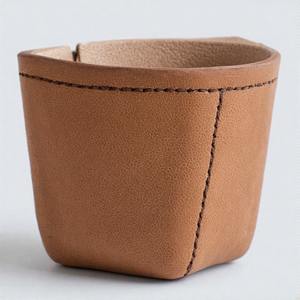 Pot en cuir artisanal miniature fait pour des écrans verts silencieux avec une finition douce et une coloration naturelle douce - Product Image 4