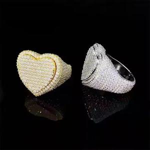 Anillo Hip Hop Elegance de oro amarillo de 10K con 2.91cts de diamantes redondos y 1.18cts de baguette - Product Image 1