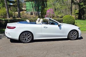Mercedes-Benz E450 4Matic Cabriolet Turbo 6 cylindres AWD 2023 d'occasion en excellent état, très bien équipé, beige macchiato et bleu yacht - Product Image 3