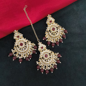 Elegantes pendientes colgantes de cuentas y piedra Kundan chapados en oro con Maangtikka a juego perfecto para looks festivos y glamour étnico - Product Image 1
