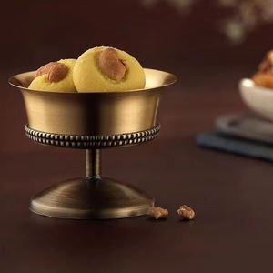 Bol de dattes en laiton massif robuste, parfait pour servir des noix de dattes et des bonbons assortis lors d'occasions spéciales - Product Image 1