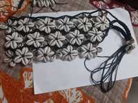 Ceintures cauris sur mesure faites avec de vraies coquilles cauris naturelles pour la revente par les créateurs de bijoux et les magasins de bijoux de mode.