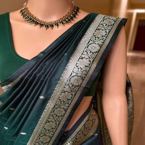 Sari de Seda Banarasi Pura VASTRA COTTAGE con Diseño de Zari Tejido a Mano en Toda la Superficie, Pallu Rico y Blusa de Seda de Contraste Suave - Product Image 5