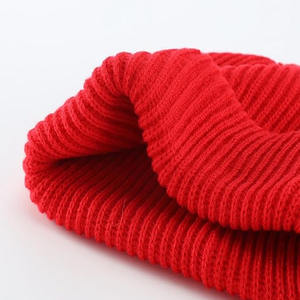 Bonnet d'hiver en tricot acrylique avec logo personnalisé pour femmes et hommes Bonnet en coton et cuir à revers avec impression de camouflage/points du logo tissé - Product Image 6