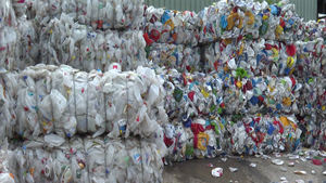 ผู้จัดจำหน่ายโดยตรงของเศษขวดนม HDPE เกรดมาตรฐาน สำหรับการขึ้นรูป ใช้ทำโปรไฟล์ สีขาว บรรจุเป็นก้อน จากออสเตรีย - Product Image 2