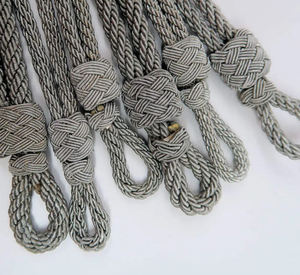 Vente en gros cordons et sangles pour chapeau de cérémonie-Utilisation confortable en extérieur Taille et couleur personnalisables en mylar ou lingot de soie - Product Image 4
