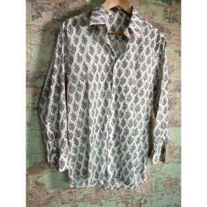 Chemise unisexe 100 % coton imprimée à la main, coupe ajustée, style décontracté et smoking, motif fleurs sauvages - Product Image 2