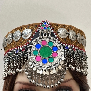 Chapeau de luxe en velours doré afghan avec bordure de pièces d'argent en relief, grand médaillon floral central et chaîne argentée en cascade - Product Image 6