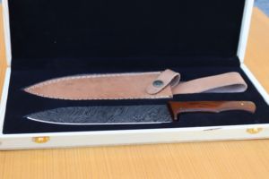 Couteau de chef en acier inoxydable damas avec manche en bois Couteau de chef en acier damas forgé à la main personnalisé - Product Image 5