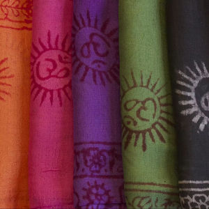 Écharpes et foulards d'été imprimés avec des motifs de dieux indiens pour le yoga, la méditation, la plage et les sarongs - Product Image 1