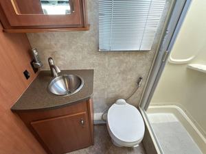 Meilleur camping-car d'occasion 2012 W-i-n-n-e-b-a-g-o V-i-e-w 2-4-M à vendre - Product Image 4