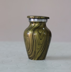 Urne funéraire artisanale en aluminium pour cendres d'animaux de compagnie, métal de haute qualité, design commémoratif de luxe, options personnalisables - Product Image 4