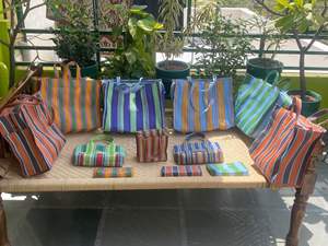 Bolsa de Maquillaje de Viaje Personalizada con Cremallera, Diseño a Rayas, Fabricada con Nailon Reciclado, Moderna, para Guardar Artículos de Tocador y Cosméticos - Product Image 4