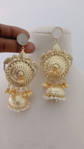 Temple Radiance Jhumkas Set South Indian Temple Jewelry Finition luxueuse Ornementation unique Fabriqué en laiton Produit en vrac - Product Image 2