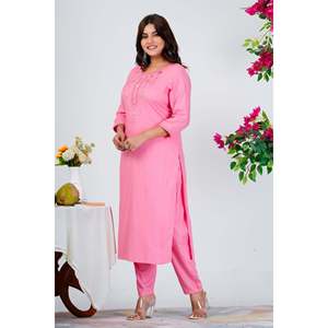Elegante Conjunto de Kurta Rosa Bebé en Crepé con Mangas Tres Cuartos y Adornos Discretos - Product Image 6