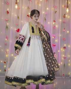 Dernières robes vintage pakistanaises pour femmes brodées bohème pour fête de mariage lourdes afghanes Kuchi naturelles fabriquées au Pakistan - Product Image 4