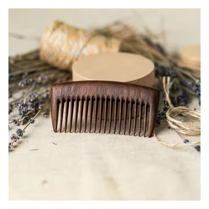Peine de madera de acacia multifunción de diseño exclusivo para ella y accesorios y peines de madera hechos a mano para uso personal disponible - Product Image 3