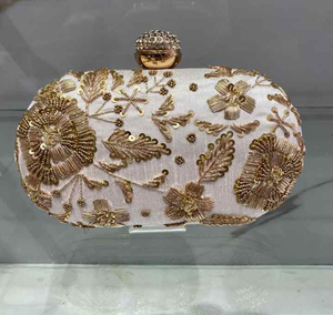 Pochette de créateur faite à la main de qualité supérieure élégante pour les femmes de mariage et de fête disponibles à la vente - Product Image 2