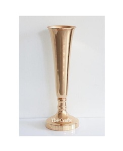 Jarrón de Flores de Calidad Exclusiva en Aluminio Color Dorado, Florero Artificial para Uso en Hoteles y Restaurantes - Product Image 1