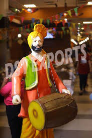 Punjabi Bhangra tema colorido fibra estatuas Punjabi tradicional estatua decorativa - Product Image 4