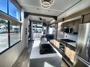 Nouvelles caravanes de voyage 2025 F-o-r-e-s-t R-i-v-e-r Wildwood Grand Lodge 42VERANDA pour l'extérieur, maison mobile, camping-car - Product Image 2