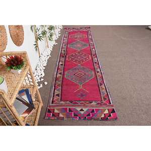 Tapis turc 2,9 x 10,6 pieds, tapis Herki vintage, tapis en laine rouge à motifs de plantes et d'arbres - Product Image 1