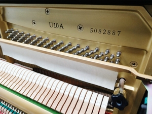 Piano Vertical Yamaha U10A de 88 Teclas con Peso, Acabado Negro Clásico, Montaje en Suelo, Tablero de Sonido de Madera Sólida - Product Image 3