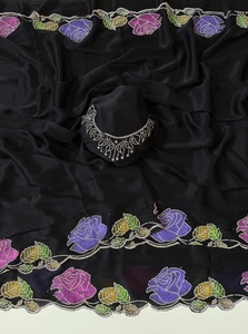 Sari de Georgette Brillante con Diseño de Estrellas, Bordado de Diamantes Zarkhan, Borde con Trabajo de Corte y Diseño de Rosas Estampado a Mano Minakari, para Fiestas - Product Image 3