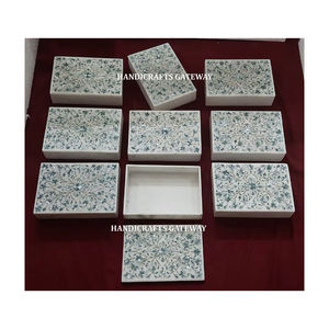 Belle boîte à bijoux incrustée de nacre en marbre blanc faite à la main forme rectangulaire de conception de fleur utilisée pour la décoration de la maison - Product Image 1