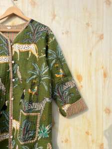 Veste matelassée en coton imprimé à la main indienne pour femmes vêtements d'extérieur décontractés toutes saisons avec motif floral et décoration de boutons - Product Image 4