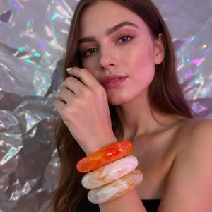 Brazaletes de resina facetada etérea - Product Image 1