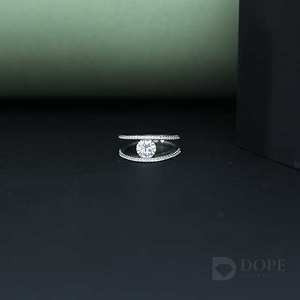 El mejor último diseño con diamante de forma redonda solitario y diamantes pequeños para damas en oro fino de 18 quilates - Product Image 2