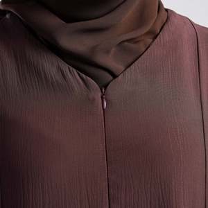 Abaya rose Eira avec robe de coupe classique, type haut, en polyester, élément de mode simple - Product Image 5
