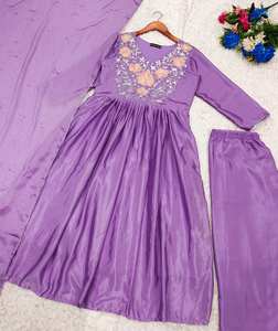 Robe longue pakistanaise Kameez Dupatta en costume Salwar en soie artisanale pour mariages et fêtes - Product Image 4