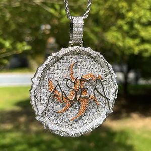 Collar con Colgante Redondo Grande de Moissanita Colorida con Espinas de Diamantes, Tendencia de Moda, Joyería para Hombre - Product Image 3