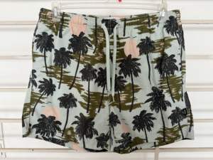 กางเกงว่ายน้ำขาสั้นผ้าโพลีเอสเตอร์แห้งเร็วของผู้ชายกางเกงขาสั้นแนววินเทจแบบลำลองที่ยั่งยืนมีคุณสมบัติป้องกันริ้วรอยระบบดิจิทัล AOP แบบ100% - Product Image 2