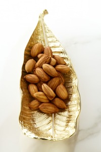 Bandeja decorativa de metal para servir perfecta para chocolates hechos a mano con detalles de primera calidad para agregar un toque de sofisticación - Product Image 3