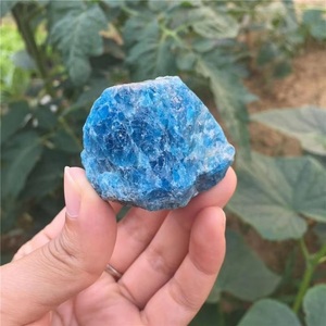 Cristal de pierre brute bleu naturel d'excellente qualité pour la fabrication de bijoux de guérison et le travail énergétique métaphysique disponible à la vente - Product Image 3